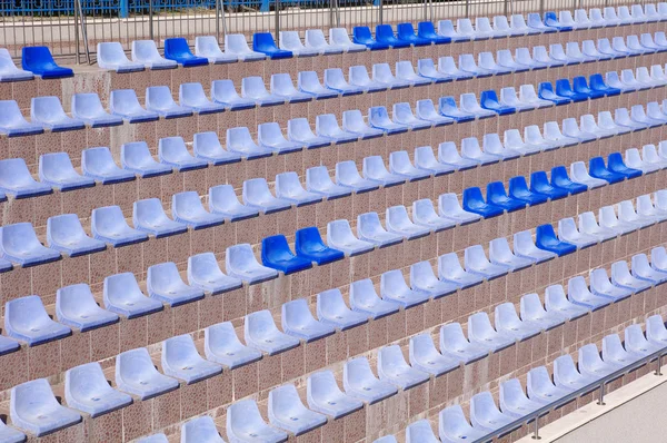 Linhas de assentos de estádio de plástico azul claro e escuro — Fotografia de Stock