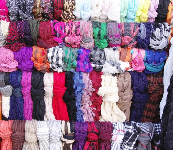 Závěsné barevné šály v obchodě — Stock fotografie