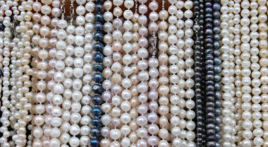 İnci kolye ile stand 