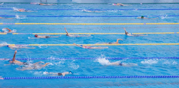 Pool med barn — Stockfoto