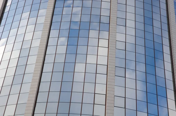 Reflexão céu no hotel edifício de vidro — Fotografia de Stock