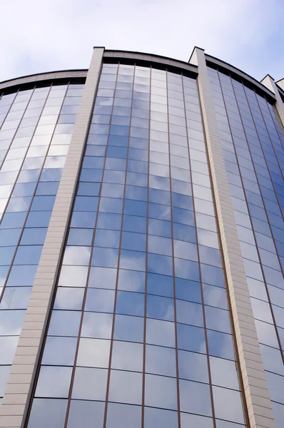 Reflexão céu no hotel edifício de vidro — Fotografia de Stock
