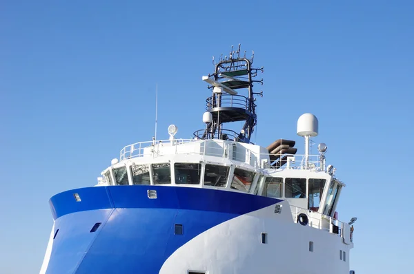 Blauwe en witte schip brug over omgekeerde boog — Stockfoto