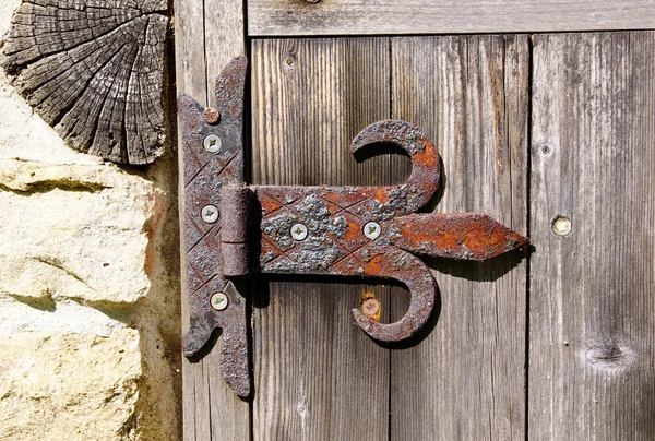 Vieja bisagra oxidada en la puerta de madera —  Fotos de Stock
