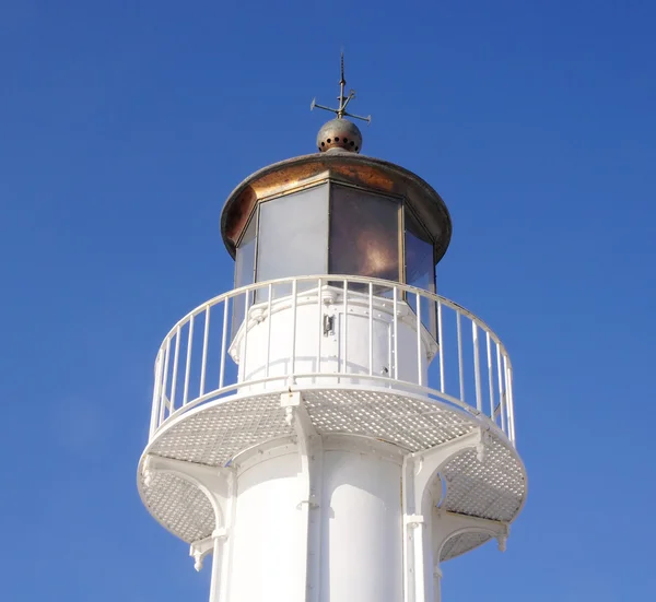 Stara Biała latarnia morska w niebo — Zdjęcie stockowe