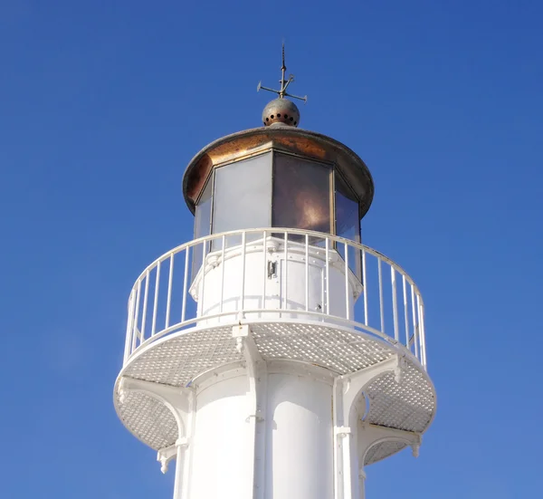 Eski beyaz deniz feneri gökyüzüne — Stok fotoğraf