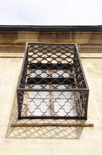 Старое деревянное окно с грилем — стоковое фото