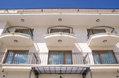 Cephe otel binası ile Ferforje balkon, Bulgaristan