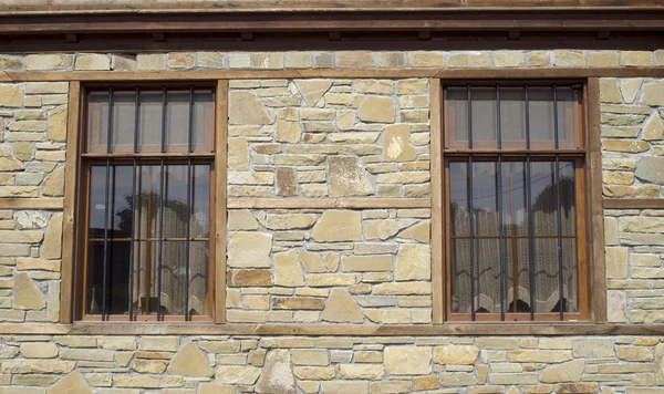 Kamenné obkladové desky na zdi s windows — Stock fotografie