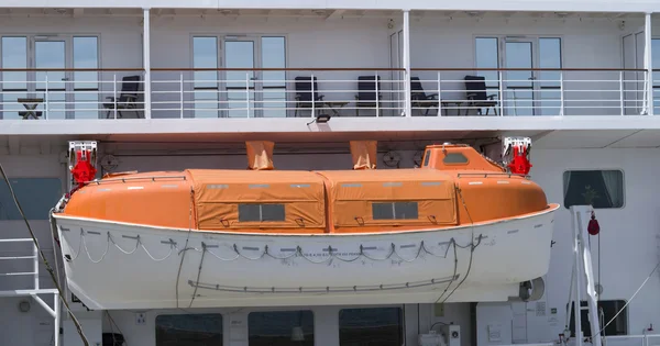 Оранжевая спасательная шлюпка на круизном корабле — стоковое фото