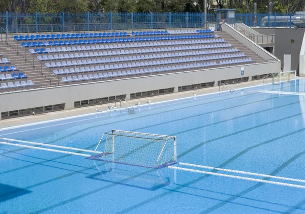 Waterpolo doel bij het buitenzwembad — Stockfoto