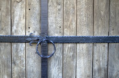 Metal siyah yuvarlak ahşap kapı üzerindeki kolu