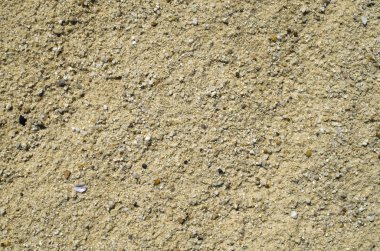 Çakıl taşları ile kuru kum plaj