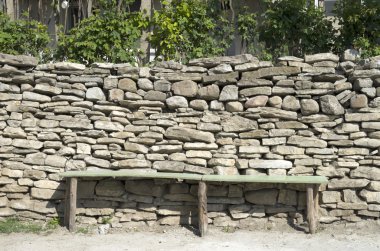 Taştan bir duvar önünde rustik tezgah