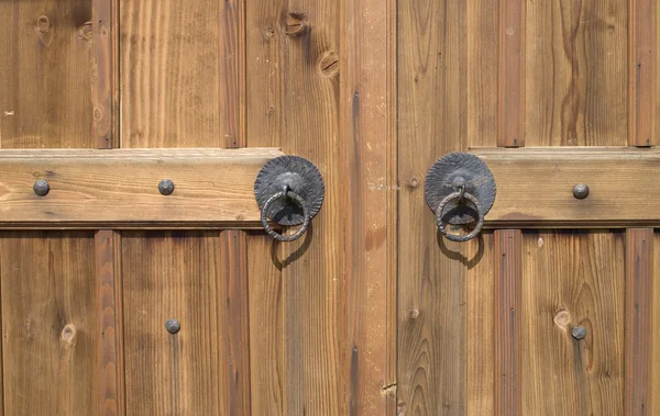 Maniglia rotonda in metallo nero su porte in legno — Foto Stock