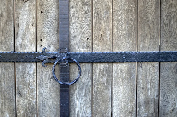 Metaal zwart ronde greep op houten deur — Stockfoto