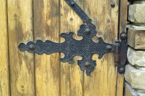 Nowy czarny zawias na drzwi drewniane — Zdjęcie stockowe