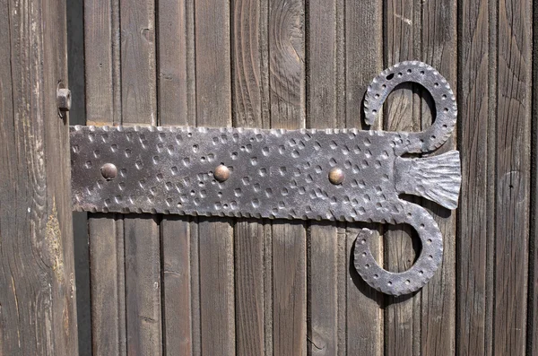 Pintu hitam baru engsel pada pintu kayu — Stok Foto