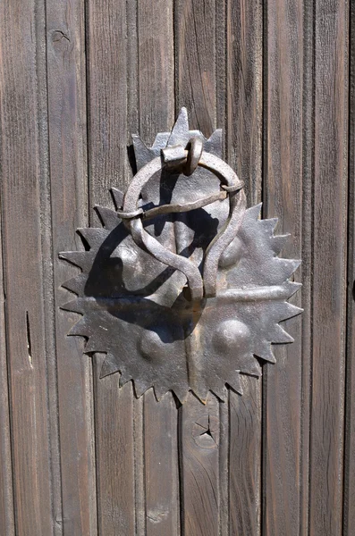 Μεταλλικά παλιό σκουριασμένο στρογγυλή λαβή ξύλινη πόρτα — Φωτογραφία Αρχείου
