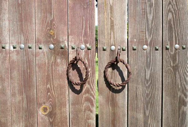 Metalen oude roestige ronde greep op houten deuren — Stockfoto