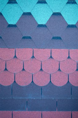 Dükkandaki yeni farklı renkler ve şekiller ziftlenir.