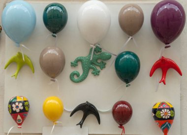 Renkli seramik balonlar, kuşlar ve bir kertenkele. Lecce, İtalya, Avrupa 'dan hatıralar.