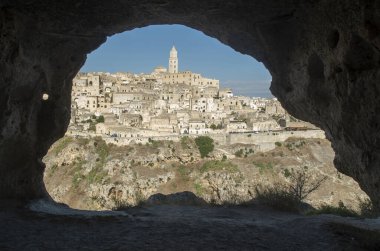 Antik Matera kasabasının panoramik manzarası parktaki mağaradan Murgia Materana, Basilicata, güney İtalya, Europ