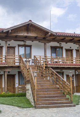Küçük bir ülke iki katlı otel dış merdiven ile