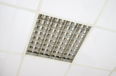 Beyaz floresan lambalar ile tavan askıya