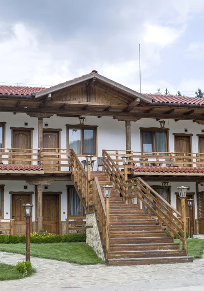 Küçük bir ülke iki katlı otel dış merdiven ile