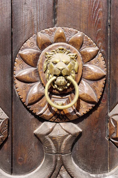 หัวสิงโต, ประตูเคาะประตูบนประตูไม้ — ภาพถ่ายสต็อก