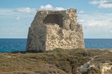 Puglia 'nın kayalık kıyıları Maradico, İtalya ve Europ' un kare savunma kulesiyle harap oldu.