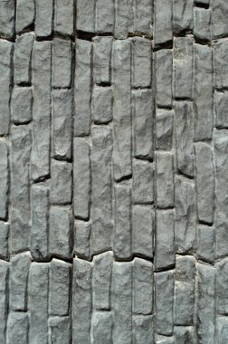 Siyah kaplama karolar sizi kapatan taşları taklit ediyor.