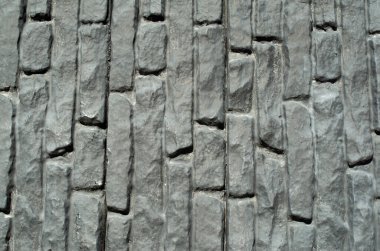 Siyah kaplama karolar sizi kapatan taşları taklit ediyor.