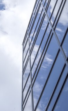 Yeni cam bulutlar yansıtan ile bina