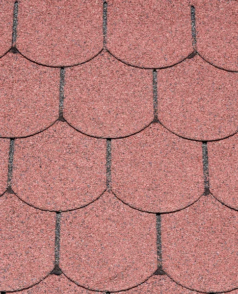 Střecha s červeným asfaltové šindele closeup — Stock fotografie