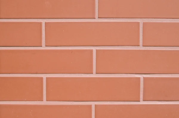 Rode keramische platen imiteren bakstenen op muur — Stockfoto