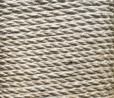 Bir ayağı sarılı Ekru kalın ip 