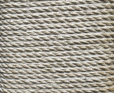 Bir ayağı sarılı Ekru kalın ip 