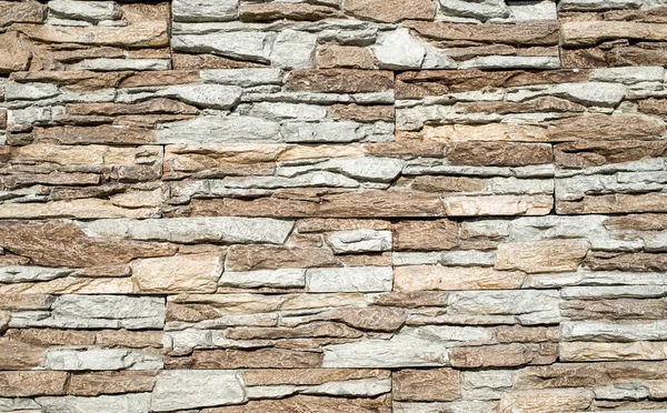Декоративная облицовочная плита, имитирующая камни на стене — стоковое фото