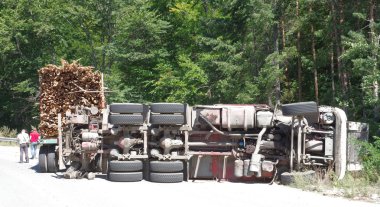 Yolda kamyon devirme çöktü