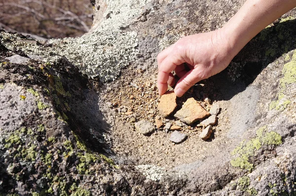 Piece of pottery in hand over Thracian sacrificial pit, Bulgaria — Stock Photo, Image