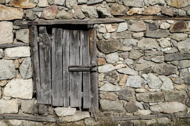 Eski taş duvar ahşap fikirmiş kapı ile 