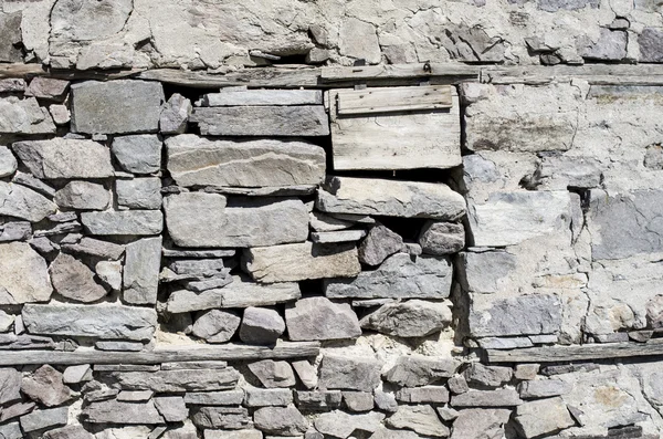 塀で囲まれたウィンドウのクローズ アップと古い石壁 — ストック写真