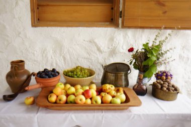 Taştan bir arka planda durgun çömlek üzümleri ve meyve