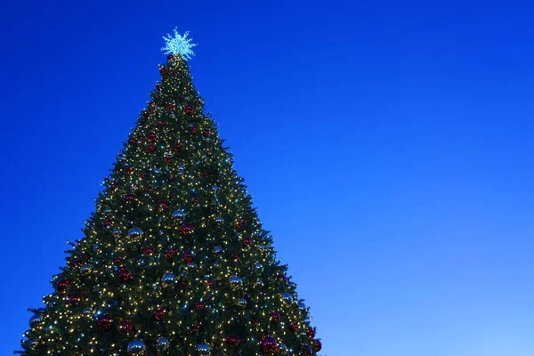 Gökyüzünde oyuncakları ve çelenkleri olan Noel ağacı — Stok fotoğraf