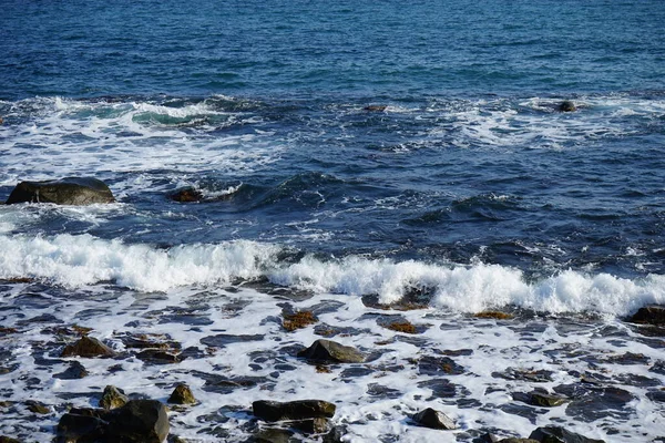 Belles vagues bleues avec mousse blanche sur la plage — Photo