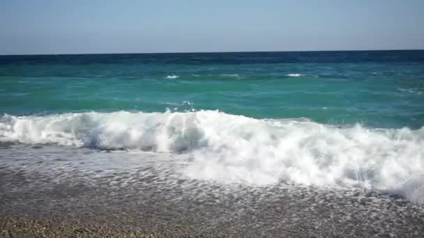 Onde del mare. belle onde blu con schiuma bianca sulla spiaggia — Video Stock