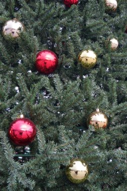 Çok renkli topları ve dekorasyonu olan Noel ağacı.