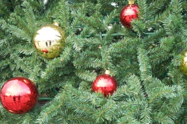 Çok renkli topları ve dekorasyonu olan Noel ağacı.